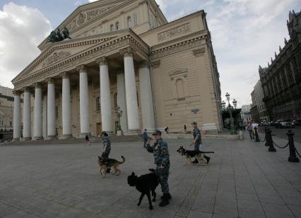 Театральная площадь. На снимке: сотрудники правохранительных органов со служебными собаками у здания Большого театра.