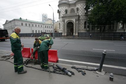 Благоустройство города. На снимке: рабочие ОАО `Дормост` проводят работы по замене  барьерного ограждения на автомобильной дороге.