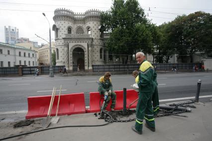 Благоустройство города. На снимке: рабочие ОАО `Дормост` проводят работы по замене  барьерного ограждения на автомобильной дороге.