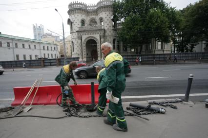 Благоустройство города. На снимке: рабочие ОАО `Дормост` проводят работы по замене  барьерного ограждения на автомобильной дороге.