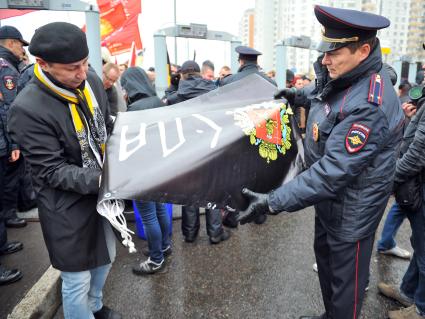 День народного единства. Улица Перерва. На снимке: участники акции `Русский марш` проходят через рамку металлоискателя в Люблино.