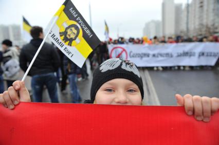 День народного единства. На снимке: ребенок держит имперский флаг `Мы Русские! С нами Бог` во время акции `Русский марш` в Люблино.