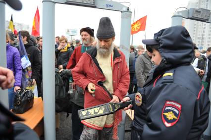 День народного единства. Улица Перерва. На снимке: участники акции `Русский марш` проходят через рамку металлоискателя в Люблино.