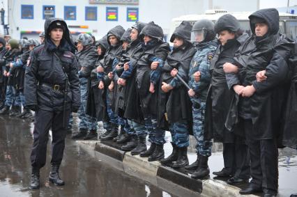 День народного единства. Улица Перерва. На снимке: полицейское оцепление во время акции `Русский марш` в Люблино.