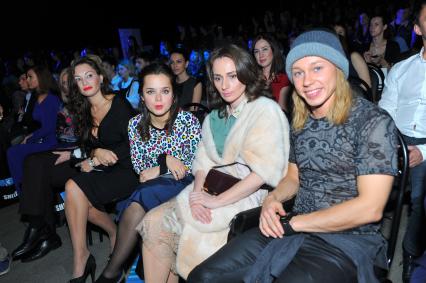 Гостиный двор. Неделя моды в Москве `Moscow Fashion Week`. Показ коллекции `Shiyan`. На снимке: участница Comedy Woman Наталья Медведева (вторая слева) и участник группы `4post` Дмитрий Бикбаев (справа)