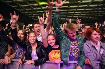 Концерт панк-группы `The Offspring` в Новосибирске. На снимке: фанаты.