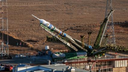Ракета-носитель `Союз-ФГ` с олимпийской символикой Сочи-2014 на борту и космическим кораблем `Союз ТМА-11М` во время установки на `Гагаринский старт` космодрома `Байконур`.
