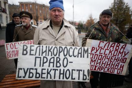 Русский марш в Екатеринбурге. На снимке: митингующие с плакатами: `Великороссам право субъективность`, `Слава русскому ополчению минина и пожарского`.