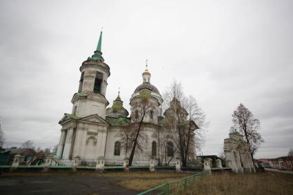Храм святителя Николая в поселке Быньги Свердловской области. На снимке: вид храма снаружи.