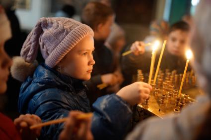 Храм святителя Николая в поселке Быньги Свердловской области. На снимке: ребенок со свечой.