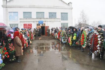 Вход в дом культуры где происходит прощание с Алексеем Скурлатовым.