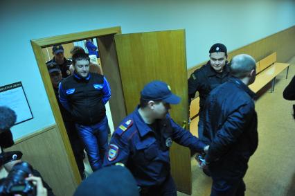 Мещанский суд. Рассмотрение дела о нападении на худрука балета ГАБТ С.Филина. На снимке: Юрий Заруцкий (слева), обвиняемый в нападении на художественного руководителя балетной труппы Большого театра Сергея Филина