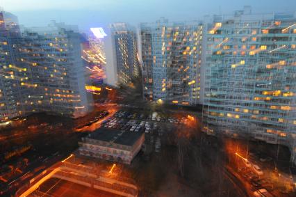 Осенний бульвар дом 16/2, где в разное время по неосторожности и намеренно, люди выпадали из окон. На снимке: детская площадка во дворе дома.