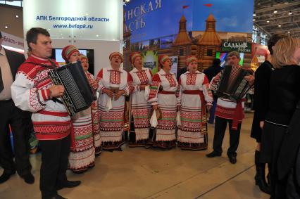 ВВЦ. 15-я Российская агропромышленная выставка `Золотая осень-2013`. На снимке: выступление народного хора.