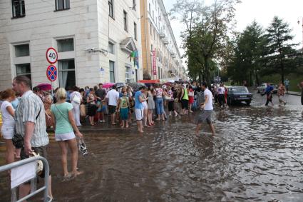 Диск45. Международный фестиваль искусств \"Славянский базар в Витебске\" 2011 год. На снимке: люди стоят в воде