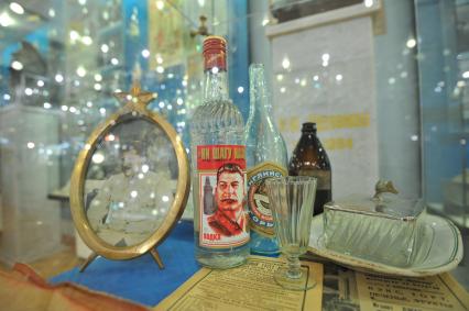 Измайловский Кремль. Музей истории водки. На снимке: водка `Ни шагу назад`