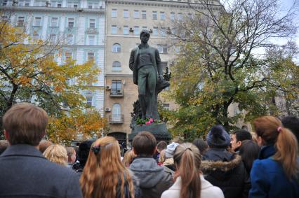 Тверской бульвар. Литературный флэшмоб, посвященный дню рождения поэта Сергея Есенина. На снимке: участнии флэшмоба у памятника поэту Сергею Есенину.