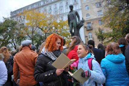 Тверской бульвар. Литературный флэшмоб, посвященный дню рождения поэта Сергея Есенина. На снимке: участнии флэшмоба у памятника поэту Сергею Есенину.