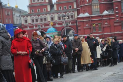 Очередь на выставку  `Православная Русь. Романовы`, посвященная 400-летию великой династии.