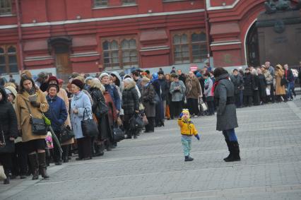 Очередь на выставку  `Православная Русь. Романовы`, посвященная 400-летию великой династии.