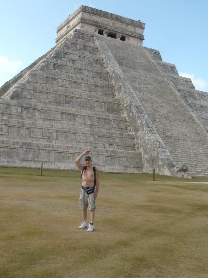Корреспондент КП Александр Мешков у пирамиды Майя в Мексике.