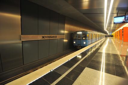 Открытие станции метро `Жулебино`. На снимке: поезд у платформы метрополитена.
