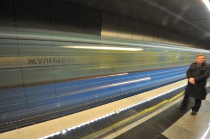 Открытие станции метро `Жулебино`. На снимке: пассажир метрополитена на платформе.
