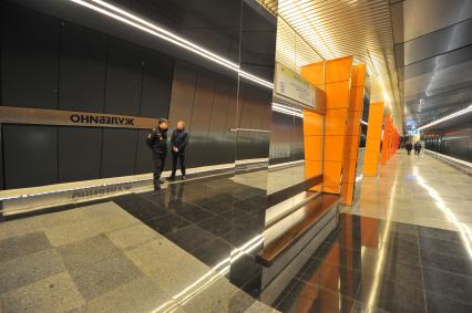 Открытие станции метро `Жулебино`. На снимке: сотрудник правоохранительных органов и пассажир на платформе метрополитена .