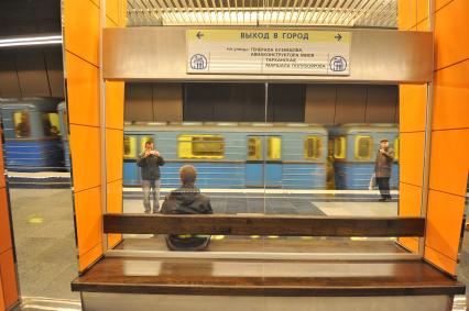Открытие станции метро `Жулебино`. На снимке: пассажиры на платформе метрополитена.