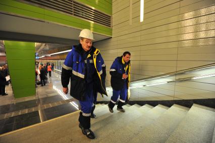 Открытие станции метро `Жулебино`. На снимке: сотрудники метрополитена на ступенях лестницы.