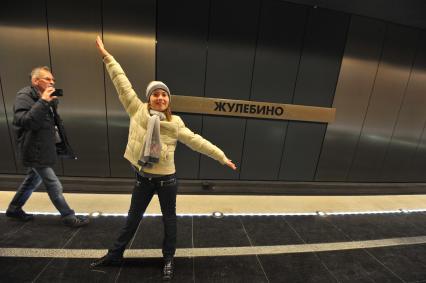Открытие станции метро `Жулебино`. На снимке: пассажиры метрополитена на платформе.
