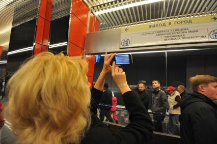 Открытие станции метро `Жулебино`. На снимке: женщина фотографирует на смартфон перечень станций метро.