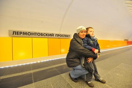 Открытие станции метро `Лермонтовский проспект`. На снимке: пассажиры метрополитена на платформе