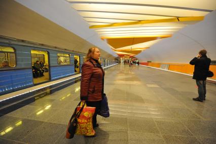 Открытие станции метро `Лермонтовский проспект`. На снимке: пассажиры метрополитена на платформе