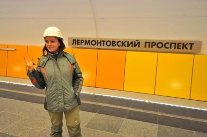 Открытие станции метро `Лермонтовский проспект`. На снимке: женщина в рабочей одежде на платформе.