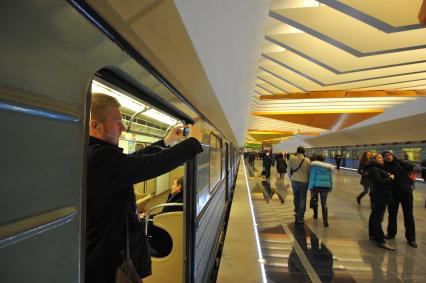 Открытие станции метро `Лермонтовский проспект`. На снимке: мужчина фотографирует на смартфон станцию метрополитена.