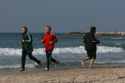 Пляж Тель-Авива. На снимке: мужчины во время пробежки.