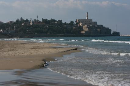 Виды Тель-Авива. На снимке: вид с пляжа на башню с часами храма Святого Петра.