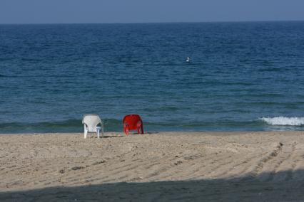 Пляж Тель-Авива. На снимке: пластиковые кресла на пляже.