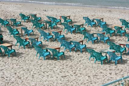 Пляж Тель-Авива. На снимке: пластиковые кресла на пляже.