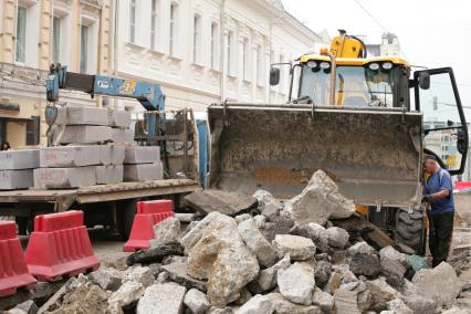 Улица Большая Дмитровка. Дорожно-ремонтные работы по замене асфальта. На снимке: бульдозер.