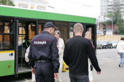 Сотрудник полиции на городской улице.