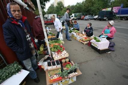 Уличная торговля. На снимке: продавцы и покупатели.