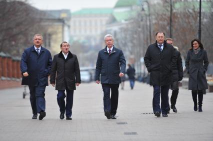 Открытие новой пешеходной зоны в районе `Замоскворечье`. На снимке (слева направо): руководитель Департамента культуры Москвы Сергей Капков, заместитель мэра Москвы по вопросам ЖКХ и благоустройства Петр Бирюков, мэр Москвы Сергей Собянин, префект ЦАО Виктор Фуер и пресс-секретарь мэра Москвы Гульнара Пенькова во время осмотра Лаврушинского переулка.