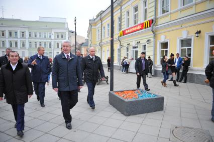 Открытие новой пешеходной зоны в районе `Замоскворечье`. На снимке: заместитель мэра Москвы по вопросам ЖКХ и благоустройства Петр Бирюков (слева), руководитель Департамента культуры Москвы Сергей Капков (в центре) и мэр Москвы Сергей Собянин (второй справа) во время осмотра Климентовского переулка.