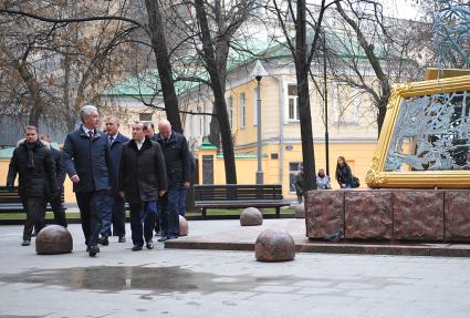 Открытие новой пешеходной зоны в районе `Замоскворечье`. На снимке: мэр Москвы Сергей Собянин (второй слева), руководитель Департамента культуры Москвы Сергей Капков (в центре) и заместитель мэра Москвы по вопросам ЖКХ и благоустройства Петр Бирюков (второй справа).