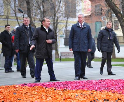 Открытие новой пешеходной зоны в районе `Замоскворечье`. На снимке: заместитель мэра Москвы по вопросам ЖКХ и благоустройства Петр Бирюков (второй слева) и мэр Москвы Сергей Собянин (второй справа).