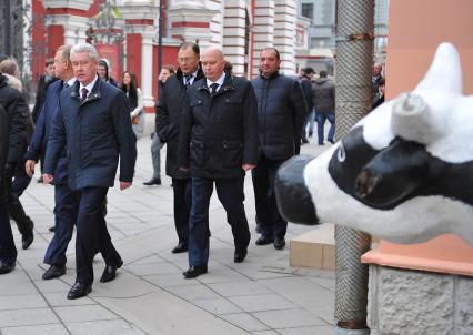 Открытие новой пешеходной зоны в районе `Замоскворечье`. На снимке (слева направо): руководитель Департамента культуры Москвы Сергей Капков, мэр Москвы Сергей Собянин и префект ЦАО Виктор Фуер во время осмотра Климентовского переулка.