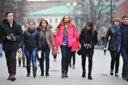 Открытие новой пешеходной зоны в районе `Замоскворечье`. Лаврушинский переулок. На снимке: подростки идут по улице.