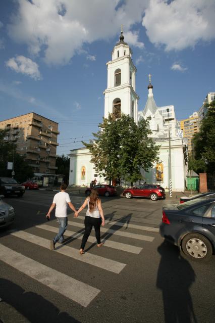 Мужчина и девушка на пешеходном переходе.